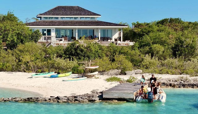 Surf House: 4BR Beachfront w/pool in Hartswell
