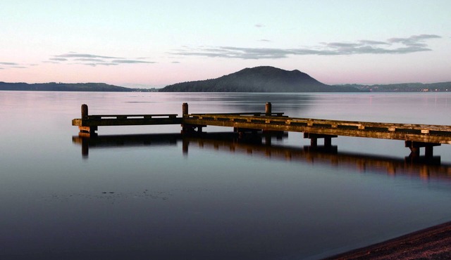 "Taha Moana" Step out the door onto the lake front in Rotorua