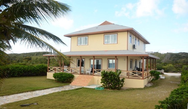 The Cedar Beach House – Exuma Escape w/Private Beach & Tour Options in Moss Town