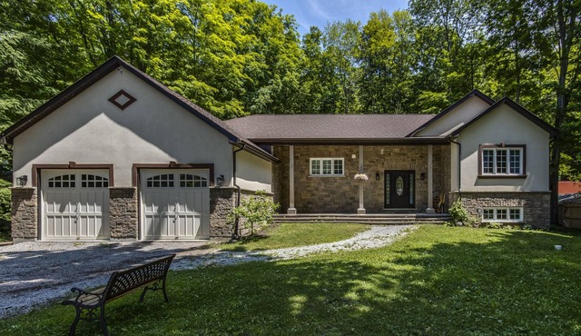Tiny Beach large cottage with outdoor space, firepit & deck. in Penetanguishene