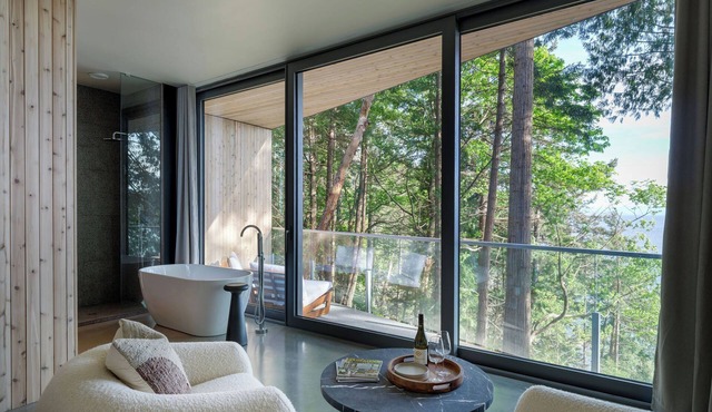 Tsuga Beach Inn - Waterfront Retreat - NEW - Mahonia Room in Sechelt