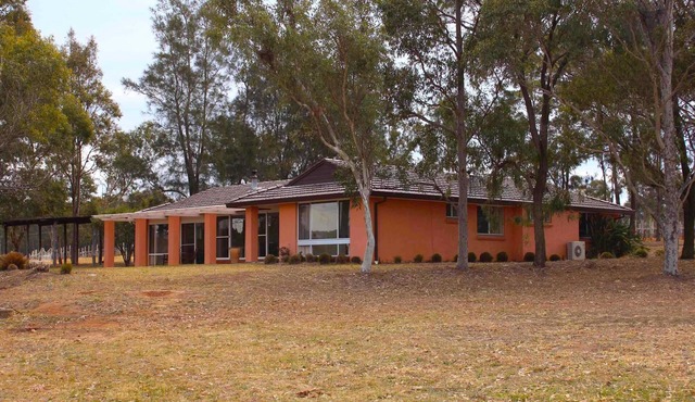 Verona Vineyard Cottage - Walk to the vineyards - 4 bedroom house in heart of Pokolbin! in Pokolbin