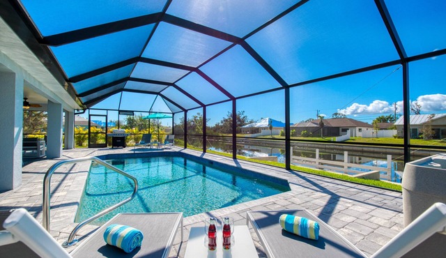 VILLA APOLLO – HEATED POOL & SPA | WATER VIEW | BOAT RENTAL + TOURS VOUCHER INCL. in Cape Coral