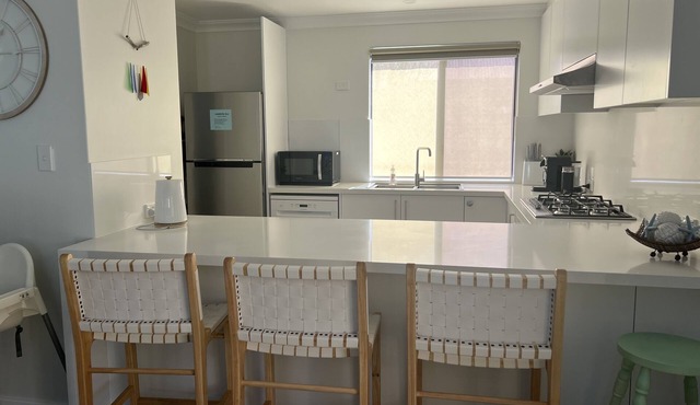 Villa, free fast WIFI, 150m to beach, quiet, fenced, 2 car undercover parking in Dunsborough
