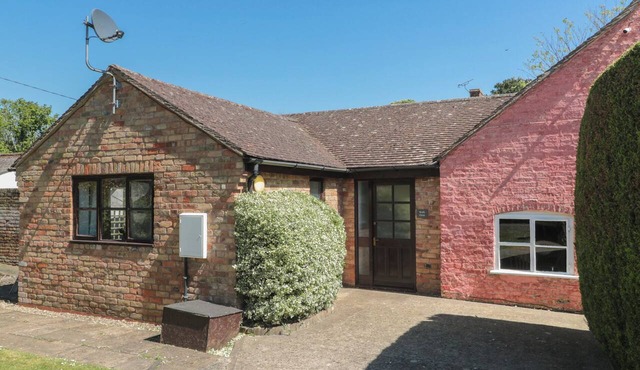 WALK CLOSE, pet friendly, with a garden in Whitminster in Gloucester