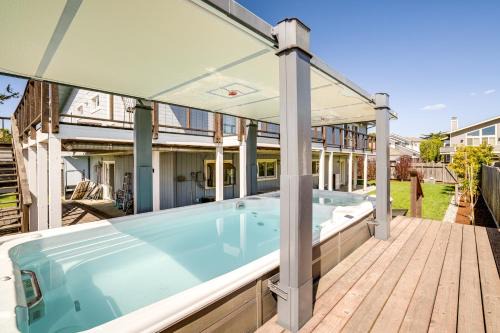 Walk to Poplar Beach: Cozy Coastal Getaway w/Yard in Half Moon Bay