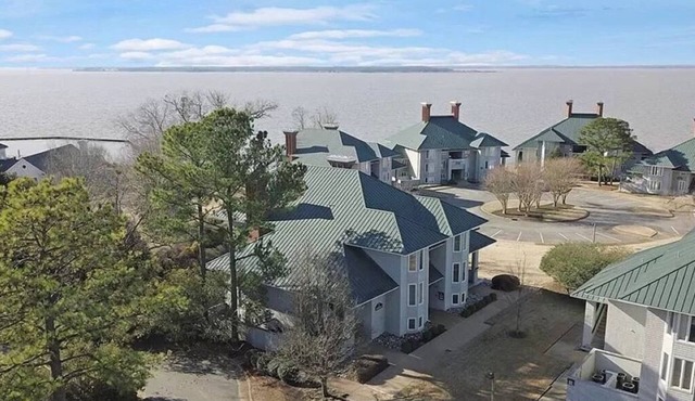 Water-view in Kingsmill, 10 minutes to Busch Gardens & Colonial Williamsburg! in Williamsburg