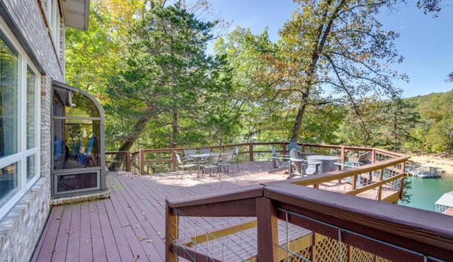 Waterfront Beaver Lake Apt w/Deck in Eureka Springs