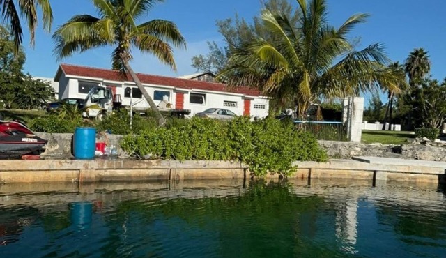 Waterfront house w dock seawall, Atlantic waters. All toyes. Aport free pickup in Freeport