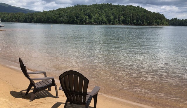 Waterfront-The Arbor Lake James w/200' of Sandy Beach & Dock-a gated community in Nebo
