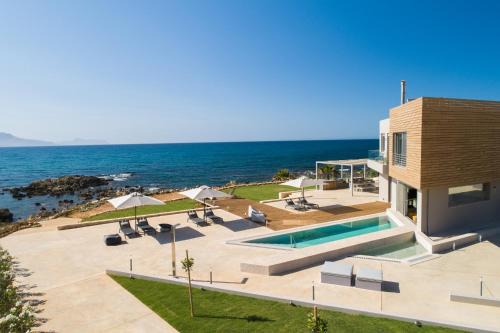 Your Private Retreat by the beach, with Heated Pool, by ThinkVilla in Petres