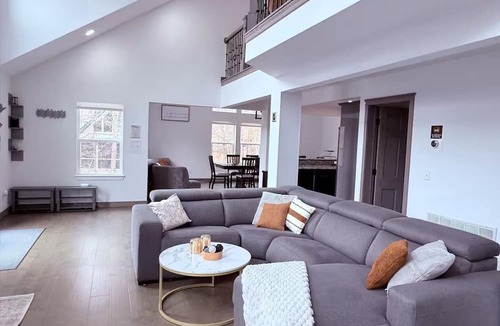 Lackawaxen Ski Chalet | Luxury 5BR Chalet with Lake, Pool, Ski, Game Room, 2 Decks and Sleeps 14