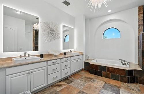 Connors House | Spacious Luxury Waterfront Retreat with Pool & Spa