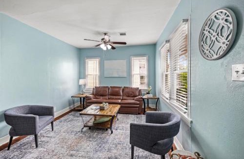 San Jacinto Apartment | M Street Double Top Floor of a Historic Triplex Sleeps 12 Walk to Beach