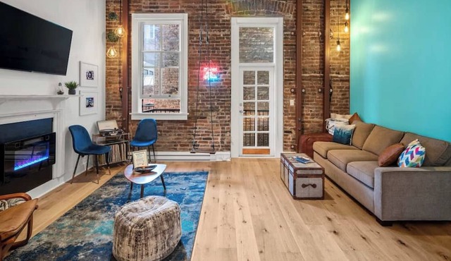 Funky Heritage Loft in the 💜 of Downtown in Victoria