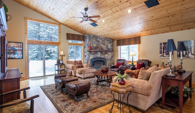 Modern Tahoe Donner Cabin. Hot Tub. Near Trails, Skiing & Downtown Truckee in Truckee