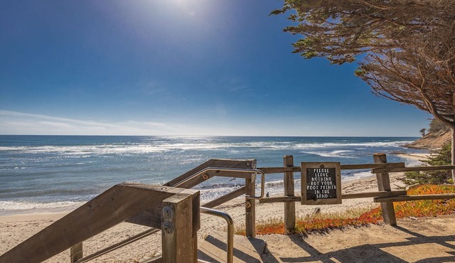 Beach Chic Oasis Home, walk to the beaches, restaurants, ocean views & more in Moss Beach