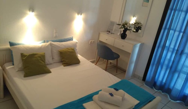 Julie's studio in Kokkini Hani, 2 mins walk to beach. Near famous theme parks! in Kokkini Hani