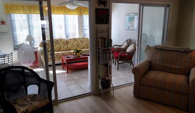 Spectacular Beach House with community pool. Minutes to beaches in Lewes