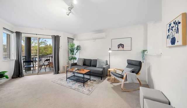 Stylish 1-Bed Stay with Balcony & Study in Phillip