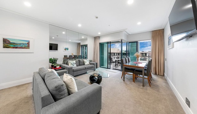 Sophisticated Spacious APT w/Stunning Harbour View in Auckland