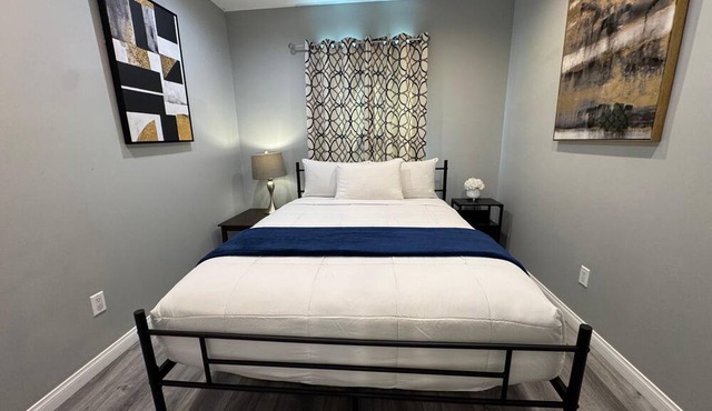 Updated 3 bedroom & 2 bath w backyard near Beverly Hills LACMA & Museums. A+ in Beverly Hills