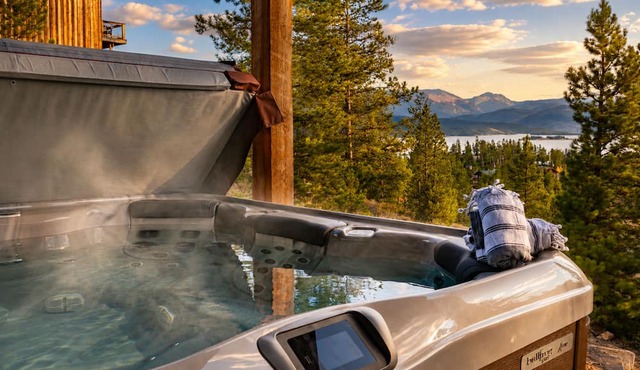 Luxe Chalet: Epic Lake Views, Cinema & Gym - 8 Min to RMNP + Hot Tub in Grand Lake