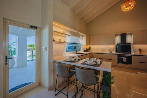 Oceanfront 10BR Lux Villa Pool Full Ocean View in Eagle Beach