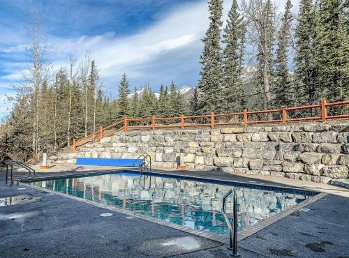 Scenic 3BR Retreat with MTN Views Hot Tub and Pool in Canmore